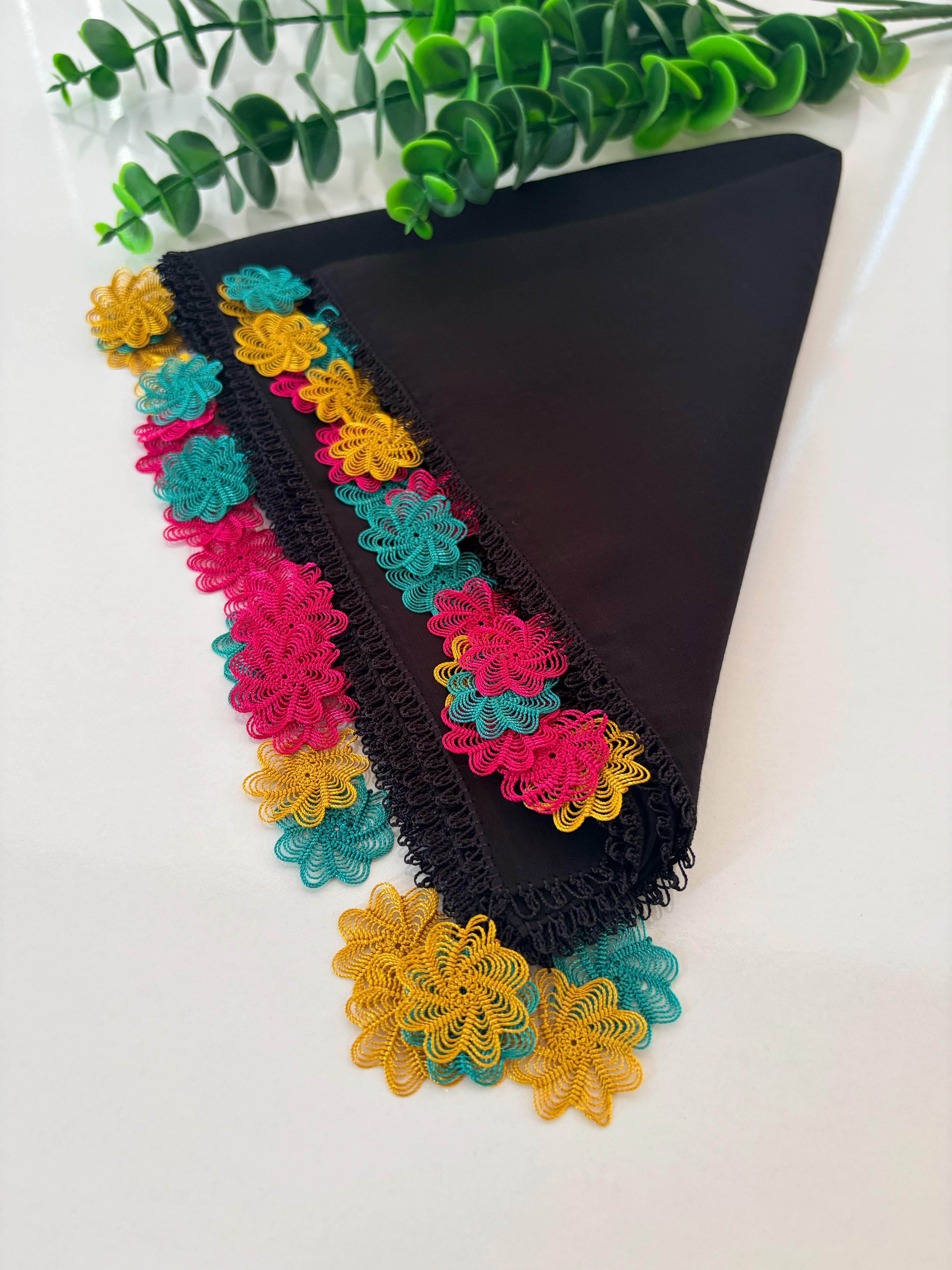 Çarkıfelek Modeli İğne Oyası Siyah Yazma